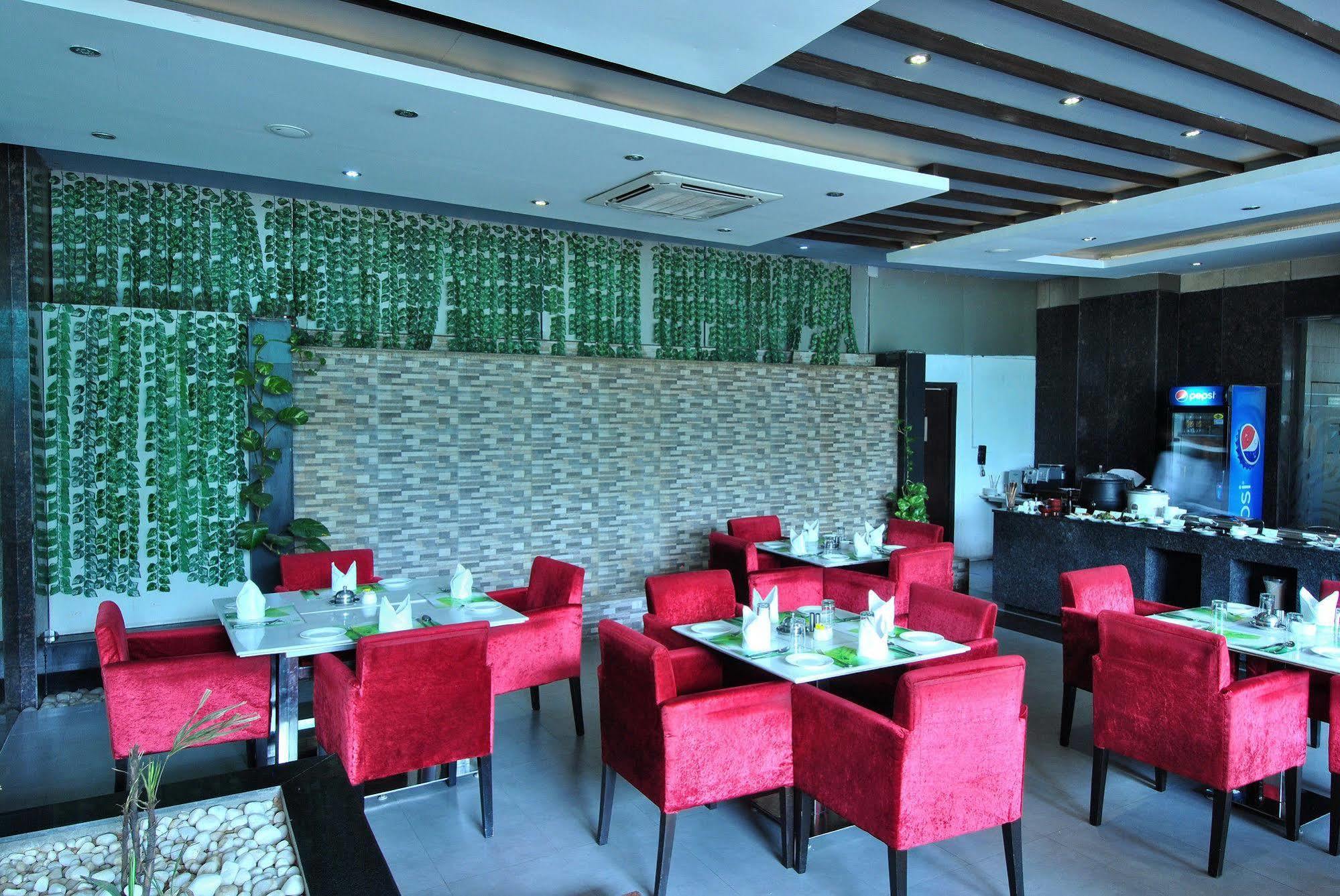 The Habitare Gurgaon Hotel Екстериор снимка